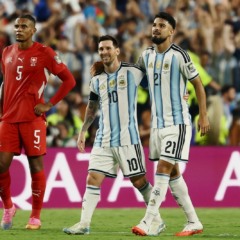 Lionel Messi e Flaco L&oacute;pez em campo pela Argentina. Foto: Divulga&ccedil;&atilde;o.