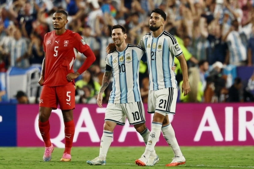 Lionel Messi e Flaco López em campo pela Argentina. Foto: Divulgação.