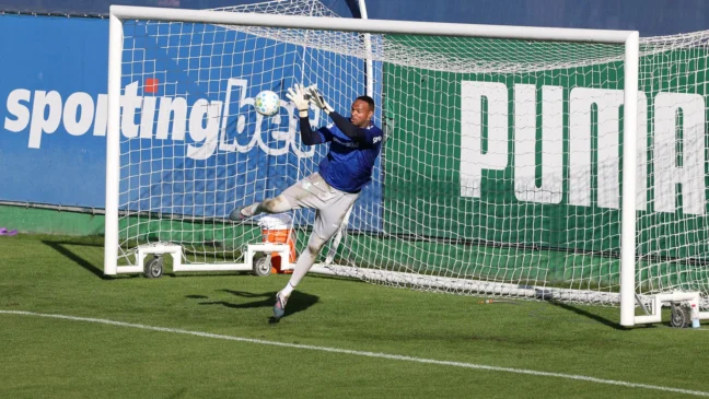 O goleiro Carlos Miguel durante treinamento na Academia de Futebol (Foto: Cesar Greco/Palmeiras/by Canon)
