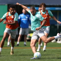 Os jogadores Lucas Evangelista e Paulinho (&agrave; direita) durante treinamento na Academia de Futebol (Foto: Cesar Greco/Palmeiras/by Canon)
