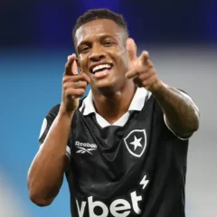 Danilo entra em campo pelo Botafogo e encerra negocia&ccedil;&atilde;o com Palmeiras
