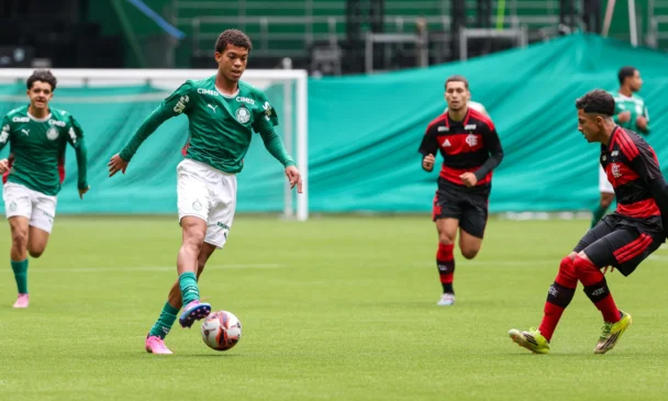 Palmeiras perde para Flamengo, mas mantém liderança do Brasileiro Sub-17