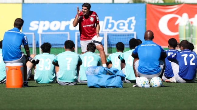 O técnico Abel Ferreira, da SE Palmeiras, conversa com o elenco durante treinamento, na Academia de Futebol. (Foto: Cesar Greco/Palmeiras/by Canon)
