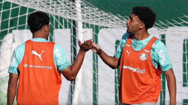Os jogadores Heitor e Luighi (D), da SE Palmeiras, durante treinamento, na Academia de Futebol. (Foto: Cesar Greco/Palmeiras/by Canon)
