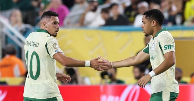 O jogador Paulinho, da SE Palmeiras, comemora seu gol contra a equipe do Inter Miami CF, durante partida válida pela fase de grupos, da Copa do Mundo de Clubes da FIFA, no Hard Rock Stadium. (Foto: Cesar Greco/Palmeiras/by Canon)
