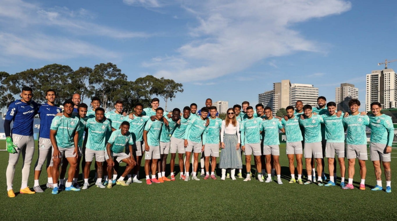 A presidente Leila Pereira (C) e o elenco da SE Palmeiras, durante treinamento, na Academia de Futebol. (Foto: Cesar Greco/Palmeiras/by Canon)
A presidente Leila Pereira (C) e o elenco da SE Palmeiras, durante treinamento, na Academia de Futebol. (Foto: Cesar Greco/Palmeiras/by Canon)