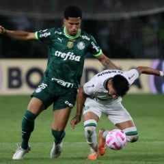 O jogador Murilo, da SE Palmeiras, disputa bola com o jogador do Coritiba FC, durante partida v&aacute;lida pela vig&eacute;sima oitava rodada, do Campeonato Brasileiro, S&eacute;rie A, no &acute;st&aacute;dio Couto Pereira. (Foto: Cesar Greco/Palmeiras/by Canon)
