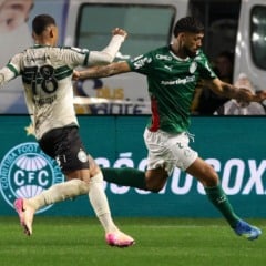 O jogador Alexander Barboza, da SE Palmeiras, disputa bola com o jogador do Coritiba FC, durante partida v&aacute;lida pela d&eacute;cima nona rodada, do Campeonato Brasileiro, S&eacute;rie A, no Est&aacute;dio Couto Pereira. (Foto: Cesar Greco/Palmeiras/by Canon)
