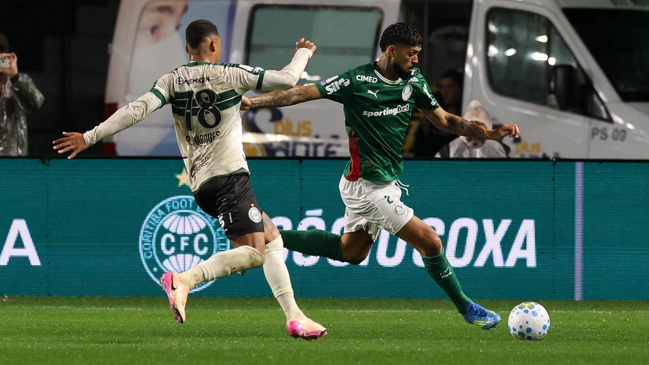 O jogador Alexander Barboza, da SE Palmeiras, disputa bola com o jogador do Coritiba FC, durante partida válida pela décima nona rodada, do Campeonato Brasileiro, Série A, no Estádio Couto Pereira. (Foto: Cesar Greco/Palmeiras/by Canon)
O jogador Alexander Barboza, da SE Palmeiras, disputa bola com o jogador do Coritiba FC, durante partida válida pela décima nona rodada, do Campeonato Brasileiro, Série A, no Estádio Couto Pereira. (Foto: Cesar Greco/Palmeiras/by Canon)