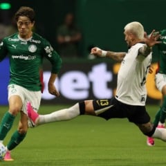 O jogador Agust&iacute;n Giay, da SE Palmeiras, disputa bola com o jogador do C Atl&eacute;tico Mineiro, durante partida v&aacute;lida pela vig&eacute;sima rodada, do Campeonato Brasileiro, S&eacute;rie A, na arena Nubank Parque. (Foto: Cesar Greco/Palmeiras/by Canon)
