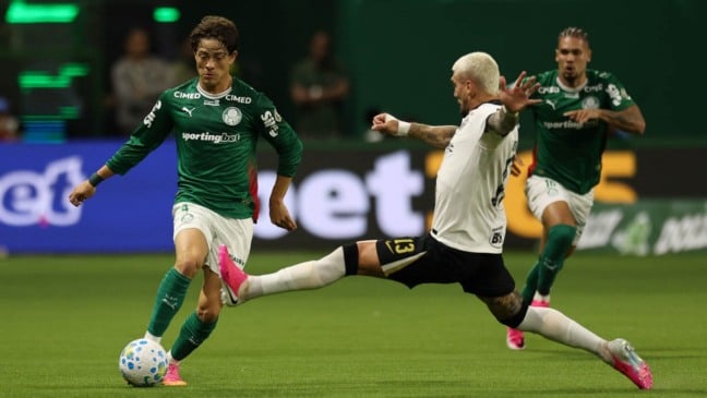 O jogador Agustín Giay, da SE Palmeiras, disputa bola com o jogador do C Atlético Mineiro, durante partida válida pela vigésima rodada, do Campeonato Brasileiro, Série A, na arena Nubank Parque. (Foto: Cesar Greco/Palmeiras/by Canon)
