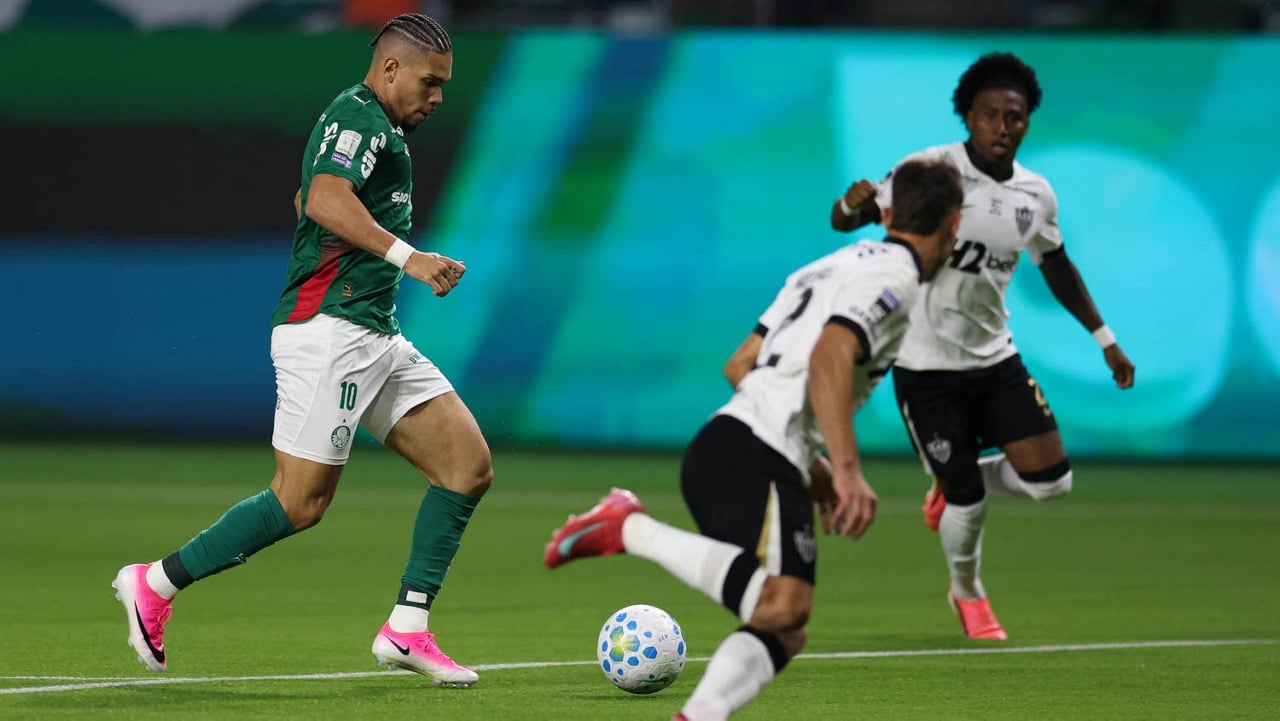 O jogador Paulinho, da SE Palmeiras, em jogo contra a equipe do C Atlético Mineiro, durante partida válida pela vigésima rodada, do Campeonato Brasileiro, Série A, na arena Nubank Parque. (Foto: Cesar Greco/Palmeiras/by Canon)
O jogador Paulinho, da SE Palmeiras, em jogo contra a equipe do C Atlético Mineiro, durante partida válida pela vigésima rodada, do Campeonato Brasileiro, Série A, na arena Nubank Parque. (Foto: Cesar Greco/Palmeiras/by Canon)