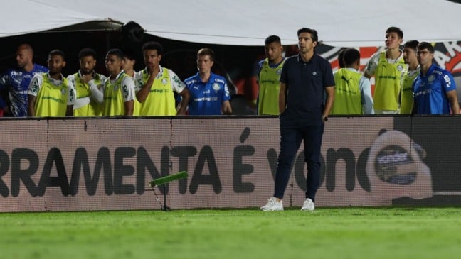 O técnico Abel Ferreira, da SE Palmeiras, em jogo contra a equipe do EC Vitória, durante partida válida pela vigésima primeira rodada, do Campeonato Brasileiro, Série A, no Estádio Barradão. (Foto: Cesar Greco/Palmeiras/by Canon)
