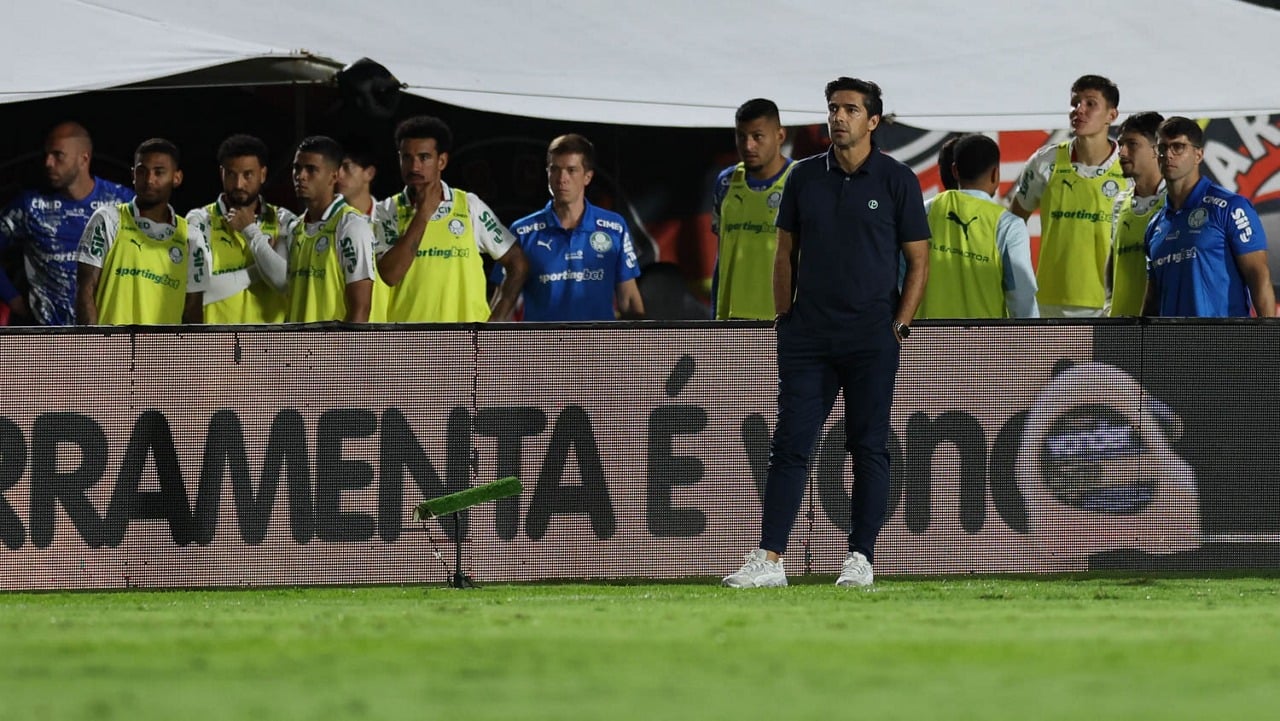 O técnico Abel Ferreira, da SE Palmeiras, em jogo contra a equipe do EC Vitória, durante partida válida pela vigésima primeira rodada, do Campeonato Brasileiro, Série A, no Estádio Barradão. (Foto: Cesar Greco/Palmeiras/by Canon)
O técnico Abel Ferreira, da SE Palmeiras, em jogo contra a equipe do EC Vitória, durante partida válida pela vigésima primeira rodada, do Campeonato Brasileiro, Série A, no Estádio Barradão. (Foto: Cesar Greco/Palmeiras/by Canon)