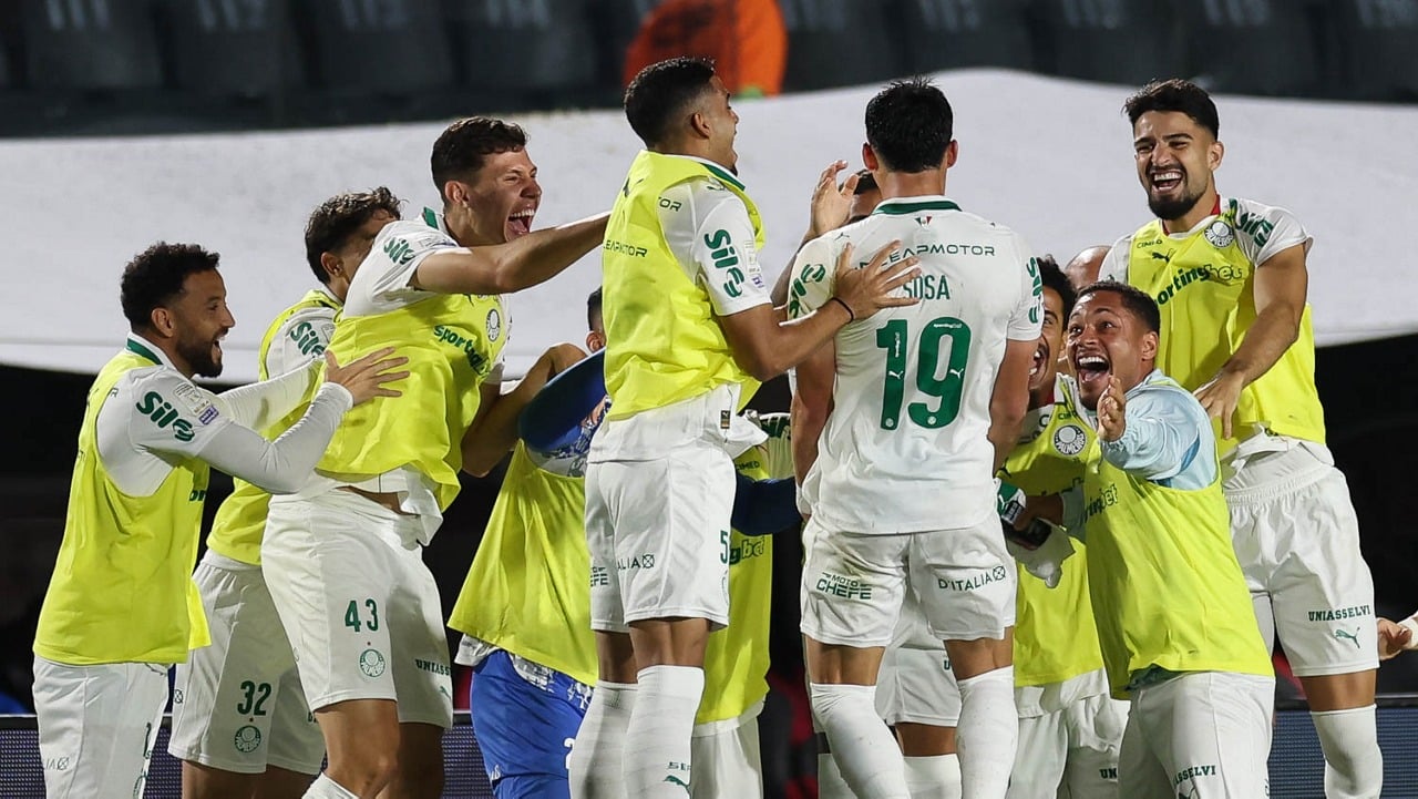 O jogador Ramón Sosa, da SE Palmeiras, comemora seu gol contra a equipe do EC Vitória, durante partida válida pela vigésima primeira rodada, do Campeonato Brasileiro, Série A, no Estádio Barradão. (Foto: Cesar Greco/Palmeiras/by Canon)
O jogador Ramón Sosa, da SE Palmeiras, comemora seu gol contra a equipe do EC Vitória, durante partida válida pela vigésima primeira rodada, do Campeonato Brasileiro, Série A, no Estádio Barradão. (Foto: Cesar Greco/Palmeiras/by Canon)