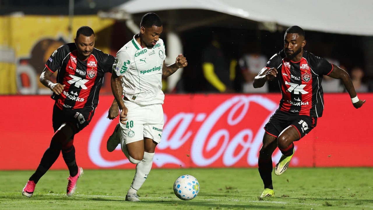O jogador Allan, da SE Palmeiras, disputa bola com o jogador do EC Vitória, durante partida válida pela vigésima primeira rodada, do Campeonato Brasileiro, Série A, no Estádio Barradão. (Foto: Cesar Greco/Palmeiras/by Canon)
O jogador Allan, da SE Palmeiras, disputa bola com o jogador do EC Vitória, durante partida válida pela vigésima primeira rodada, do Campeonato Brasileiro, Série A, no Estádio Barradão. (Foto: Cesar Greco/Palmeiras/by Canon)