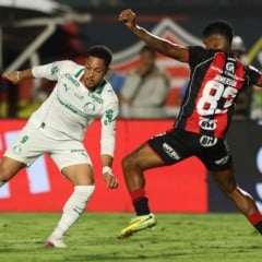 O jogador Vitor Roque, da SE Palmeiras, disputa bola com o jogador do EC Vit&oacute;ria, durante partida v&aacute;lida pela vig&eacute;sima primeira rodada, do Campeonato Brasileiro, S&eacute;rie A, no Est&aacute;dio Barrad&atilde;o. (Foto: Cesar Greco/Palmeiras/by Canon)
