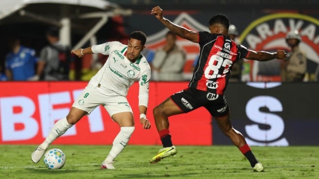 O jogador Vitor Roque, da SE Palmeiras, disputa bola com o jogador do EC Vitória, durante partida válida pela vigésima primeira rodada, do Campeonato Brasileiro, Série A, no Estádio Barradão. (Foto: Cesar Greco/Palmeiras/by Canon)
