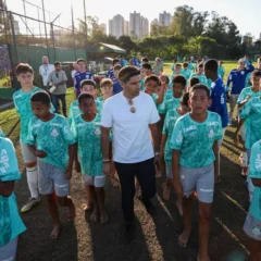 Crias da Academia conhecem Abel em visita surpresa do treinador (Foto: Fabio Menotti/Palmeiras/by Canon)
