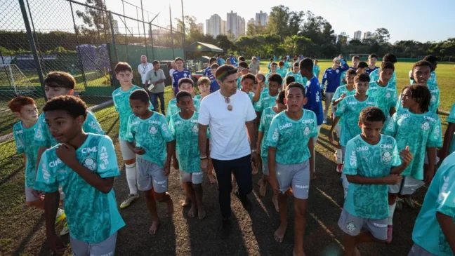 Crias da Academia conhecem Abel em visita surpresa do treinador (Foto: Fabio Menotti/Palmeiras/by Canon)
