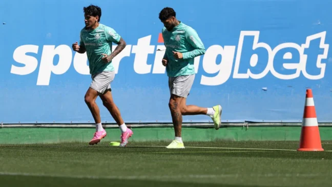 Gustavo Gómez e Alexander Barboza (à direita) durante treinamento na Academia de Futebol (Foto: Cesar Greco/Palmeiras/by Canon)
