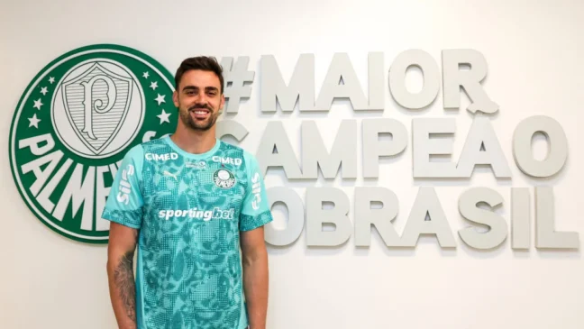 O goleiro Bruno Bertinato assinou contrato com o Verdão até o final da temporada 2026 (Foto: Fabio Menotti/Palmeiras/by Canon)
