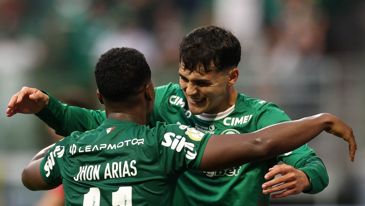 O jogador Jhon Arias, da SE Palmeiras, comemora seu gol contra a equipe do Fortaleza EC, durante partida válida pelas oitavas de final, ida, da Copa do Brasil, na arena Nubank Parque. (Foto: Cesar Greco/Palmeiras/by Canon)
O jogador Jhon Arias, da SE Palmeiras, comemora seu gol contra a equipe do Fortaleza EC, durante partida válida pelas oitavas de final, ida, da Copa do Brasil, na arena Nubank Parque. (Foto: Cesar Greco/Palmeiras/by Canon)