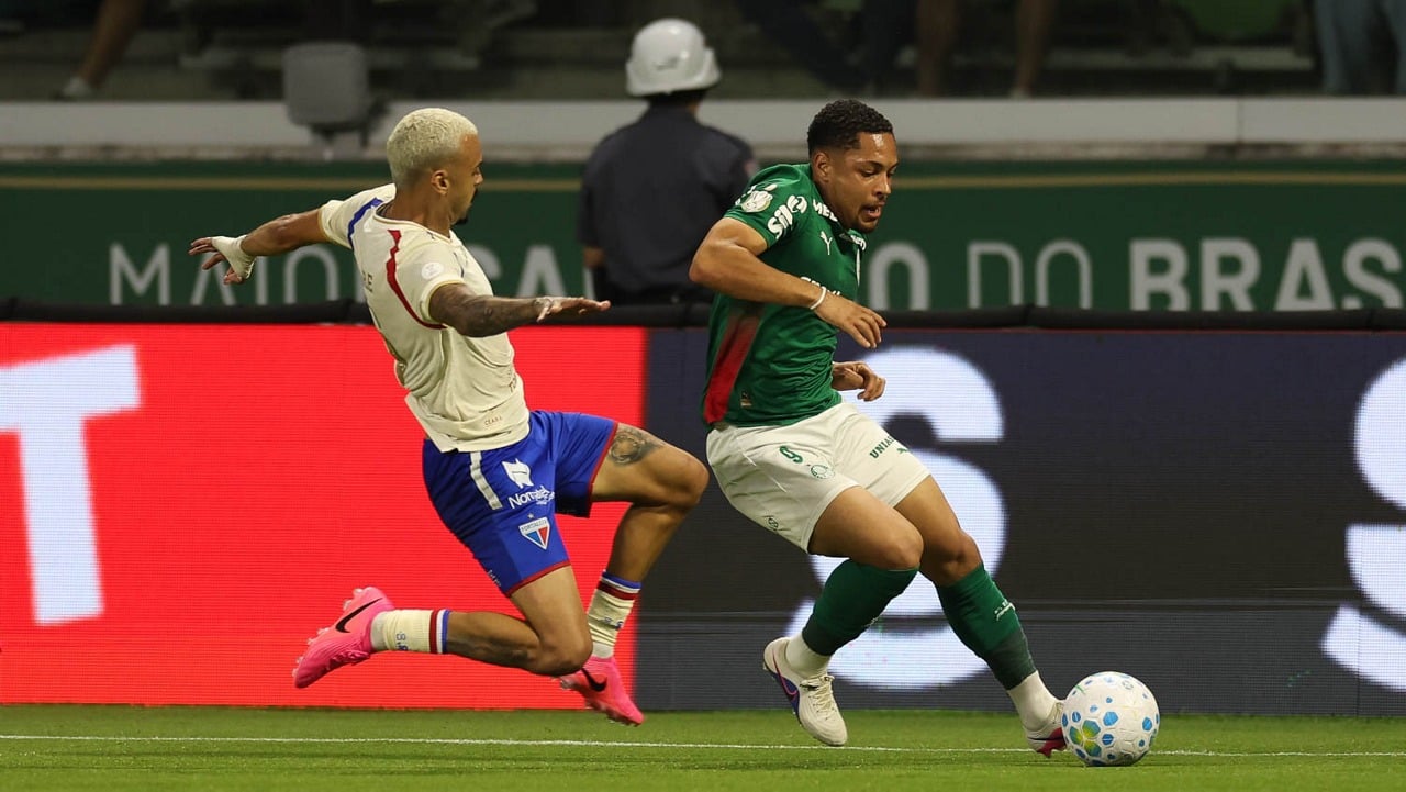 O jogador Vitor Roque, da SE Palmeiras, disputa bola com o jogador do Fortaleza EC, durante partida válida pelas oitavas de final, ida, da Copa do Brasil, na arena Nubank Parque. (Foto: Cesar Greco/Palmeiras/by Canon)
O jogador Vitor Roque, da SE Palmeiras, disputa bola com o jogador do Fortaleza EC, durante partida válida pelas oitavas de final, ida, da Copa do Brasil, na arena Nubank Parque. (Foto: Cesar Greco/Palmeiras/by Canon)