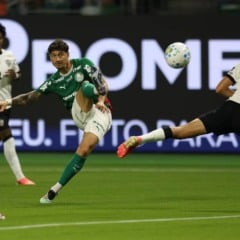 O jogador Emiliano Mart&iacute;nez, da SE Palmeiras, disputa bola com o jogador do C Atl&eacute;tico Mineiro, durante partida v&aacute;lida pela vig&eacute;sima rodada, do Campeonato Brasileiro, S&eacute;rie A, na arena Nubank Parque. (Foto: Cesar Greco/Palmeiras/by Canon)

