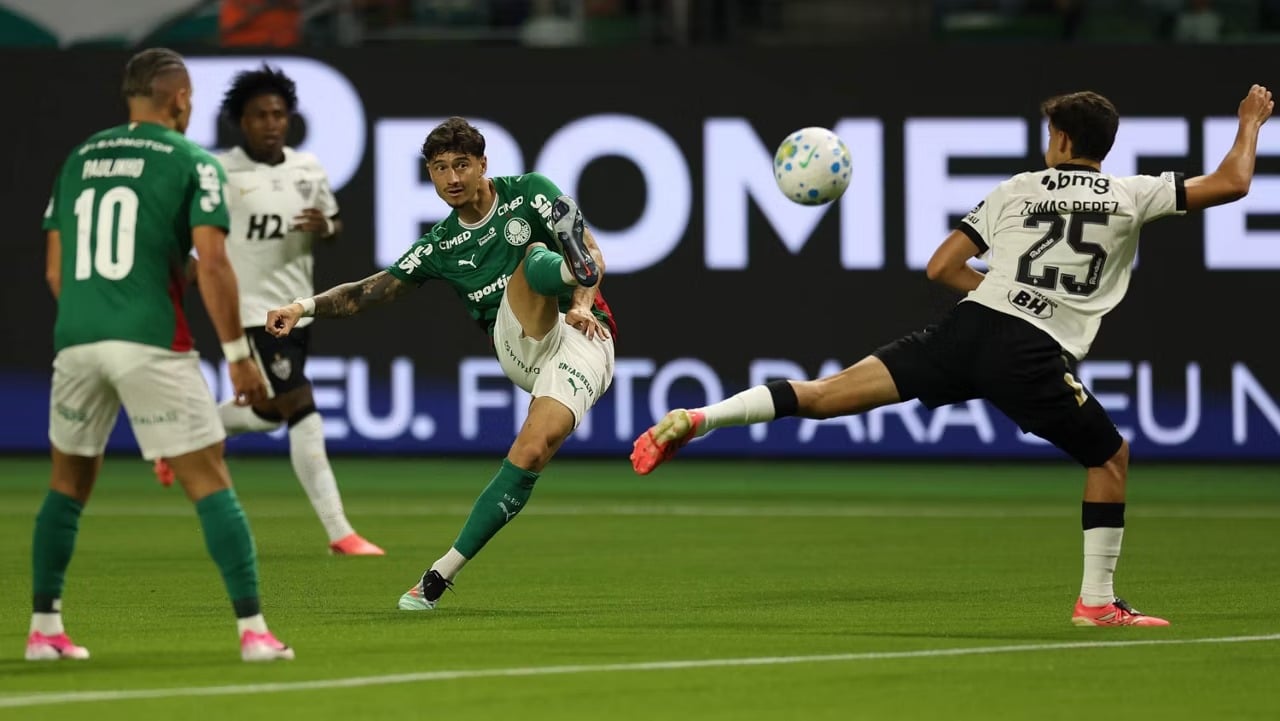 O jogador Emiliano Martínez, da SE Palmeiras, disputa bola com o jogador do C Atlético Mineiro, durante partida válida pela vigésima rodada, do Campeonato Brasileiro, Série A, na arena Nubank Parque. (Foto: Cesar Greco/Palmeiras/by Canon)
O jogador Emiliano Martínez, da SE Palmeiras, disputa bola com o jogador do C Atlético Mineiro, durante partida válida pela vigésima rodada, do Campeonato Brasileiro, Série A, na arena Nubank Parque. (Foto: Cesar Greco/Palmeiras/by Canon)