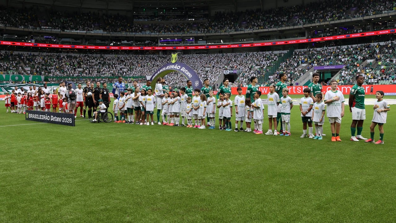 O time da SE Palmeiras, em jogo contra aquipe do SC Internacional, durante partida válida pela vigésima segunda rodada, do Campeonato Brasileiro, Série A, na arena Nubank Parque. (Foto: Cesar Greco/Palmeiras/by Canon)
O time da SE Palmeiras, em jogo contra aquipe do SC Internacional, durante partida válida pela vigésima segunda rodada, do Campeonato Brasileiro, Série A, na arena Nubank Parque. (Foto: Cesar Greco/Palmeiras/by Canon)
