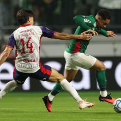 O jogador Vitor Roque, da SE Palmeiras, disputa bola com o jogador do C Cerro Porte&ntilde;o, durante partida v&aacute;lida pelas oitavas de final, ida, da Conmebol Libertadores, na arena Nubank Parque. (Foto: Cesar Greco/Palmeiras/by Canon)

