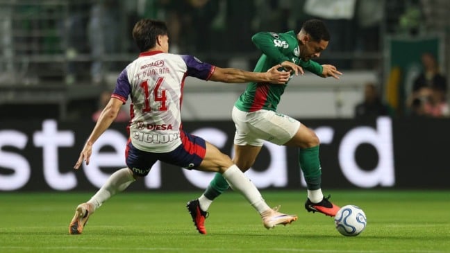 O jogador Vitor Roque, da SE Palmeiras, disputa bola com o jogador do C Cerro Porteño, durante partida válida pelas oitavas de final, ida, da Conmebol Libertadores, na arena Nubank Parque. (Foto: Cesar Greco/Palmeiras/by Canon)
