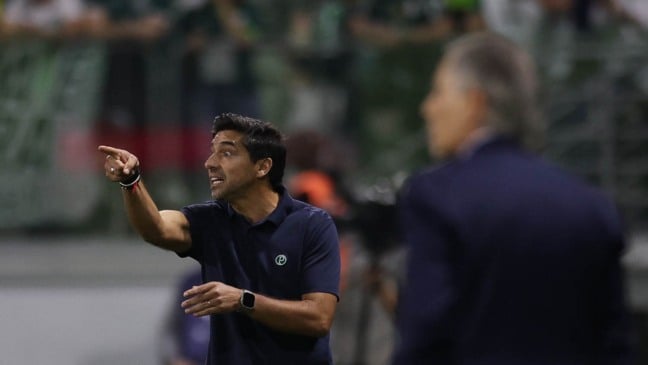 O técnico Abel Ferreira, da SE Palmeiras, em jogo contra a equipe do C Cerro Porteño, durante partida válida pelas oitavas de final, ida, da Conmebol Libertadores, na arena Nubank Parque. (Foto: Cesar Greco/Palmeiras/by Canon)
