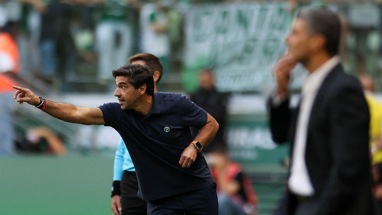 O técnico Abel Ferreira, da SE Palmeiras, em jogo contra a equipe do CR Vasco da Gama, durante partida válida pela vigésima quarta rodada, do Campeonato Brasileiro, Série A, na arena Nubank Parque. (Foto: Cesar Greco/Palmeiras/by Canon)
O técnico Abel Ferreira, da SE Palmeiras, em jogo contra a equipe do CR Vasco da Gama, durante partida válida pela vigésima quarta rodada, do Campeonato Brasileiro, Série A, na arena Nubank Parque. (Foto: Cesar Greco/Palmeiras/by Canon)