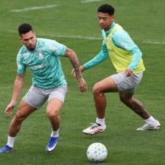 Os jogadores Paulinho e Luis Pacheco (D), da SE Palmeiras, durante treinamento, na Academia de Futebol. (Foto: Cesar Greco/Palmeiras/by Canon)
