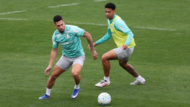 Os jogadores Paulinho e Luis Pacheco (D), da SE Palmeiras, durante treinamento, na Academia de Futebol. (Foto: Cesar Greco/Palmeiras/by Canon)
