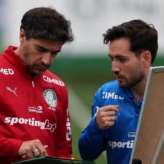 O t&eacute;cnico Abel Ferreira e o analista de desempenho Tiago Costa (D), da SE Palmeiras, durante treinamento, na Academia de Futebol. (Foto: Cesar Greco/Palmeiras/by Canon)
