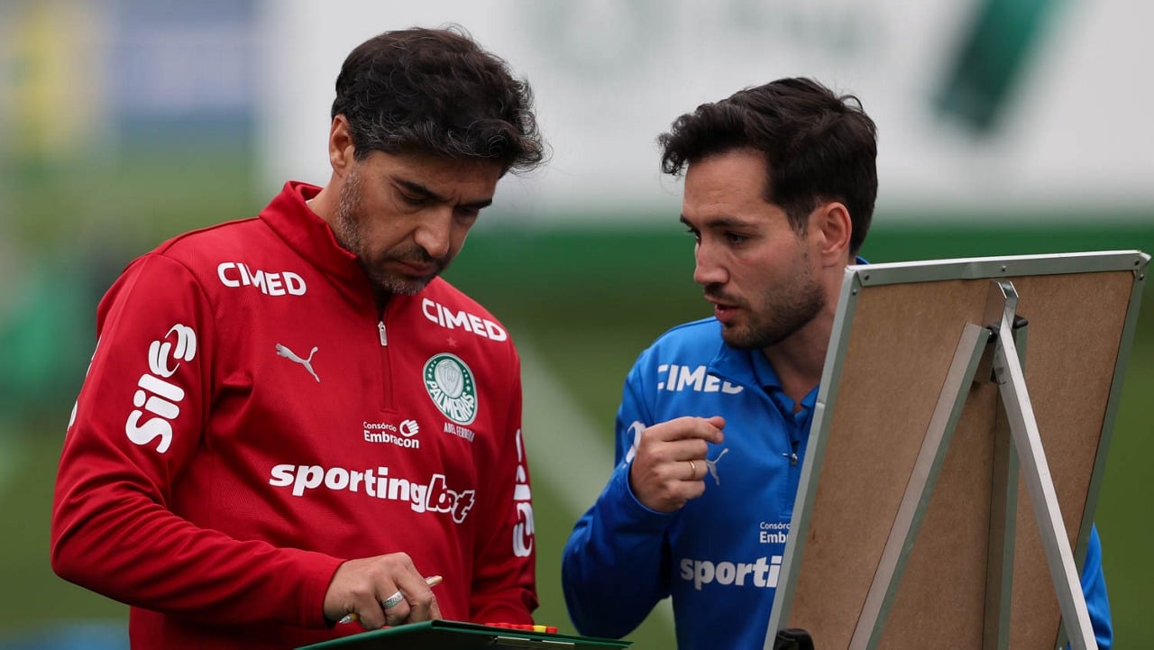 O técnico Abel Ferreira e o analista de desempenho Tiago Costa (D), da SE Palmeiras, durante treinamento, na Academia de Futebol. (Foto: Cesar Greco/Palmeiras/by Canon)
O técnico Abel Ferreira e o analista de desempenho Tiago Costa (D), da SE Palmeiras, durante treinamento, na Academia de Futebol. (Foto: Cesar Greco/Palmeiras/by Canon)