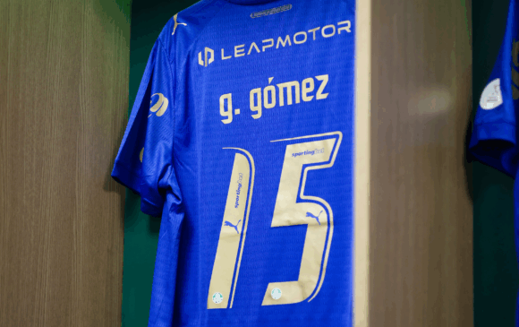 Torcida esgota nome e número de Gustavo Gómez em camisa azul do Palmeiras