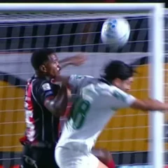 Mauricio &eacute; denunciado pelo STJD por lance em Palmeiras e Vit&oacute;ria; veja poss&iacute;vel puni&ccedil;&atilde;o