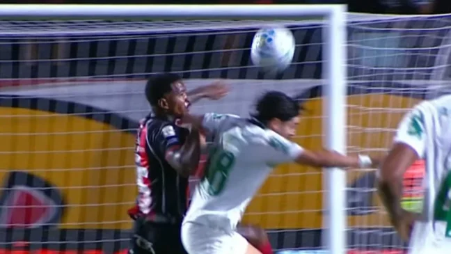 Mauricio é denunciado pelo STJD por lance em Palmeiras e Vitória; veja possível punição