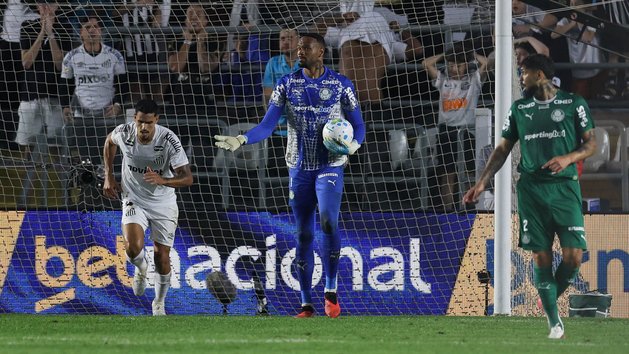 O goleiro Carlos Miguel, da SE Palmeiras, em jogo contra a equipe do Santos FC, durante partida válida pelas quartas de final, volta, da Copa do Brasil, no Estádio da Vila Belmiro. (Foto: Cesar Greco/Palmeiras/by Canon)
O goleiro Carlos Miguel, da SE Palmeiras, em jogo contra a equipe do Santos FC, durante partida válida pelas quartas de final, volta, da Copa do Brasil, no Estádio da Vila Belmiro. (Foto: Cesar Greco/Palmeiras/by Canon)