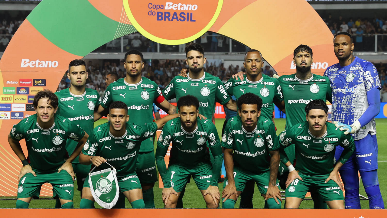 O time da SE Palmeiras, posa para foto em jogo contra a equipe do Santos FC, durante partida válida pelas quartas de final, volta, da Copa do Brasil, no Estádio da Vila Belmiro. (Foto: Cesar Greco/Palmeiras/by Canon)
O time da SE Palmeiras, posa para foto em jogo contra a equipe do Santos FC, durante partida válida pelas quartas de final, volta, da Copa do Brasil, no Estádio da Vila Belmiro. (Foto: Cesar Greco/Palmeiras/by Canon)