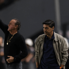 O t&eacute;cnico Abel Ferreira, da SE Palmeiras, em jogo contra a equipe do Santos FC, durante partida v&aacute;lida pelas quartas de final, volta, da Copa do Brasil, no Est&aacute;dio da Vila Belmiro. (Foto: Cesar Greco/Palmeiras/by Canon)
