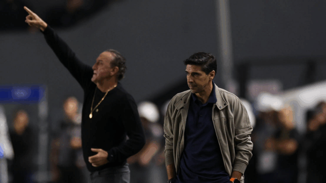 O técnico Abel Ferreira, da SE Palmeiras, em jogo contra a equipe do Santos FC, durante partida válida pelas quartas de final, volta, da Copa do Brasil, no Estádio da Vila Belmiro. (Foto: Cesar Greco/Palmeiras/by Canon)

