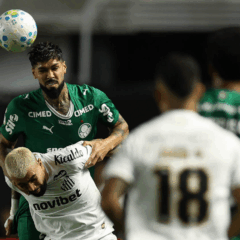 O jogador Alexander Barboza, da SE Palmeiras, disputa bola com o jogador do Santos FC, durante partida v&aacute;lida pelas quartas de final, volta, da Copa do Brasil, no Est&aacute;dio da Vila Belmiro. (Foto: Cesar Greco/Palmeiras/by Canon)
