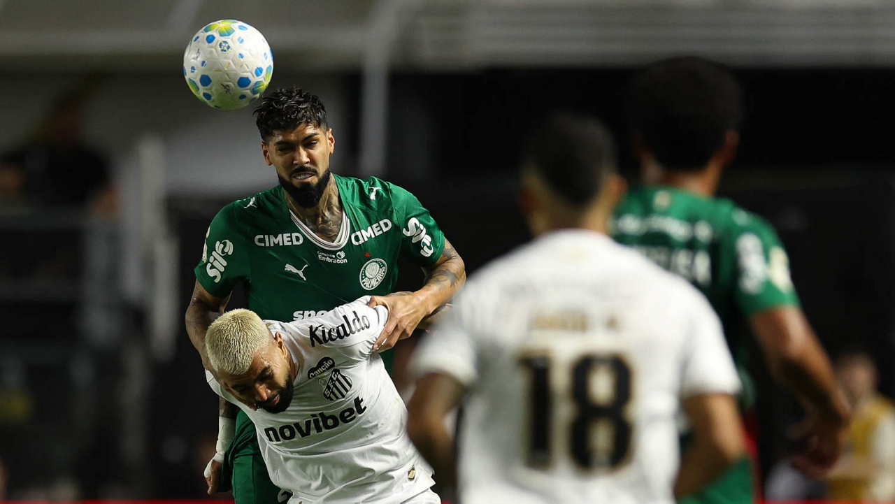 O jogador Alexander Barboza, da SE Palmeiras, disputa bola com o jogador do Santos FC, durante partida válida pelas quartas de final, volta, da Copa do Brasil, no Estádio da Vila Belmiro. (Foto: Cesar Greco/Palmeiras/by Canon)
O jogador Alexander Barboza, da SE Palmeiras, disputa bola com o jogador do Santos FC, durante partida válida pelas quartas de final, volta, da Copa do Brasil, no Estádio da Vila Belmiro. (Foto: Cesar Greco/Palmeiras/by Canon)
