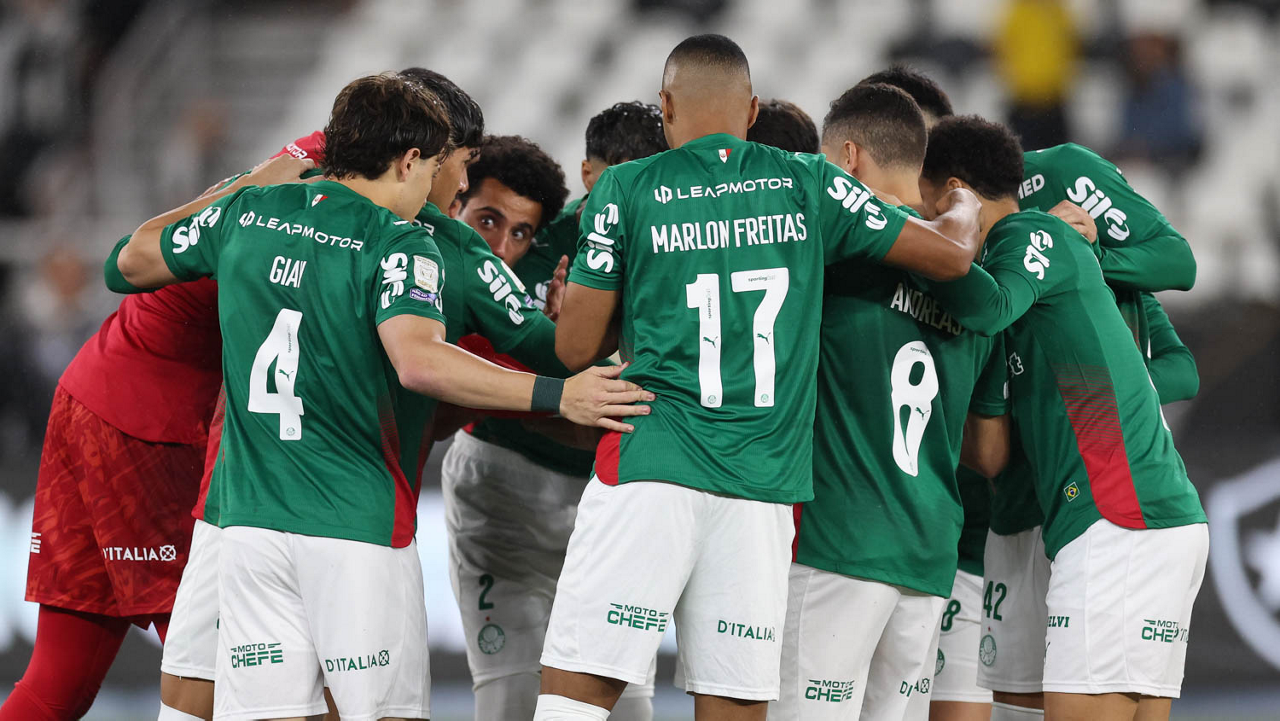 O time da SE Palmeiras, em jogo contra a equipe do Botafogo FR, durante partida válida pela vigésima sexta rodada, do Campeonato Brasileiro, Série A, no Estádio Nilton Santos. (Foto: Cesar Greco/Palmeiras/by Canon)
O time da SE Palmeiras, em jogo contra a equipe do Botafogo FR, durante partida válida pela vigésima sexta rodada, do Campeonato Brasileiro, Série A, no Estádio Nilton Santos. (Foto: Cesar Greco/Palmeiras/by Canon)