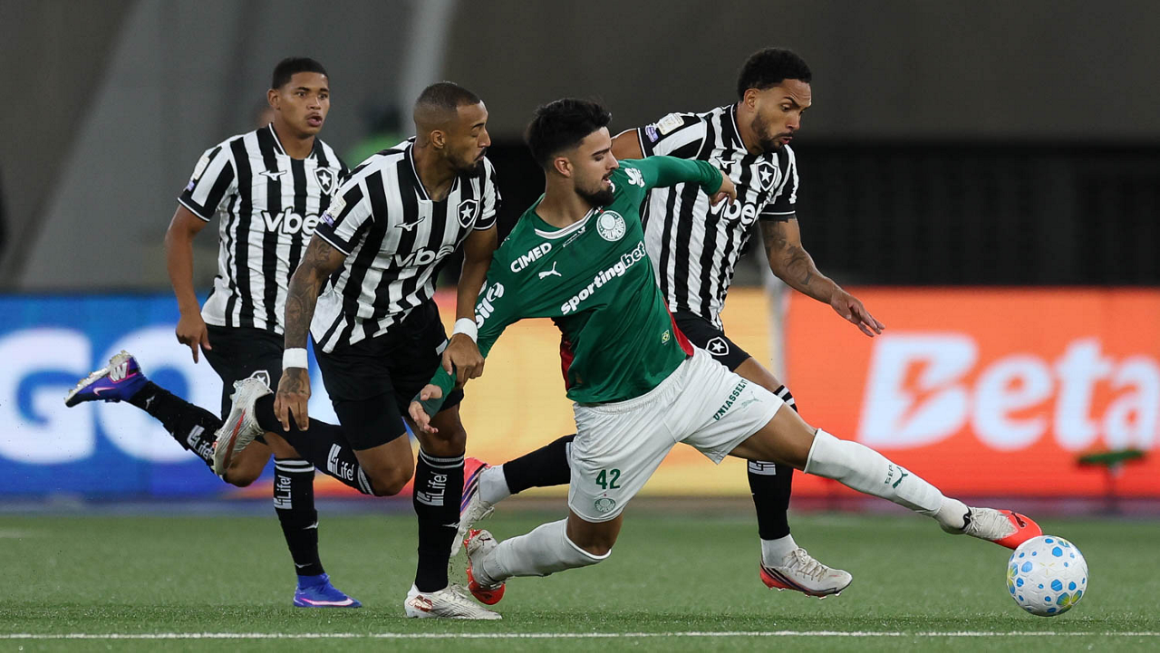 O jogador Flaco López, da SE Palmeiras, disputa bola com o jogador do Botafogo FR, durante partida válida pela vigésima sexta rodada, do Campeonato Brasileiro, Série A, no Estádio Nilton Santos. (Foto: Cesar Greco/Palmeiras/by Canon)
O jogador Flaco López, da SE Palmeiras, disputa bola com o jogador do Botafogo FR, durante partida válida pela vigésima sexta rodada, do Campeonato Brasileiro, Série A, no Estádio Nilton Santos. (Foto: Cesar Greco/Palmeiras/by Canon)